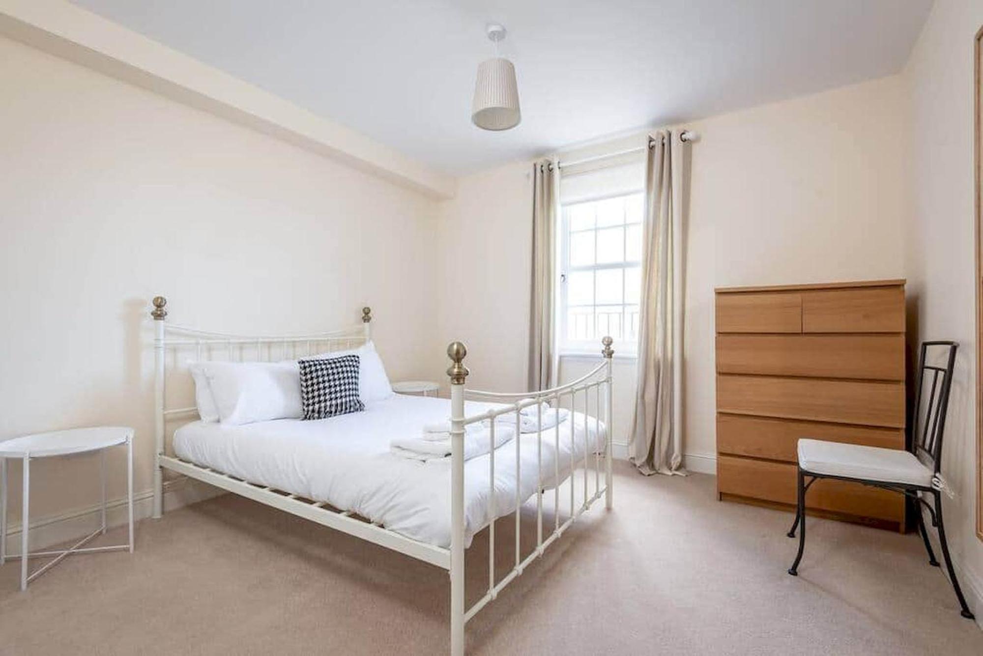 Adamson Court - No 11 Apartment *